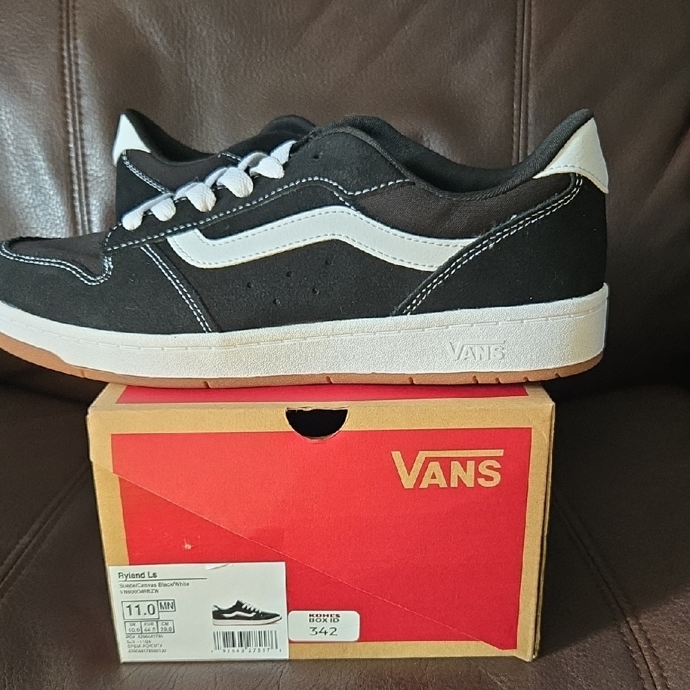 Vans Men's Black and White Low-Top Sneakers
